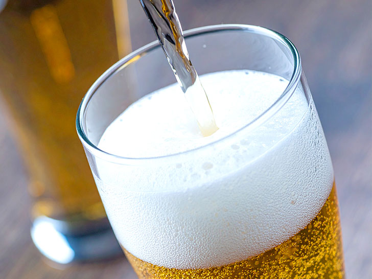グラスに注がれる冷たいビール
