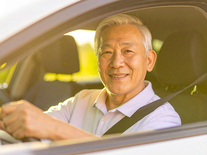 車を運転する年配の男性