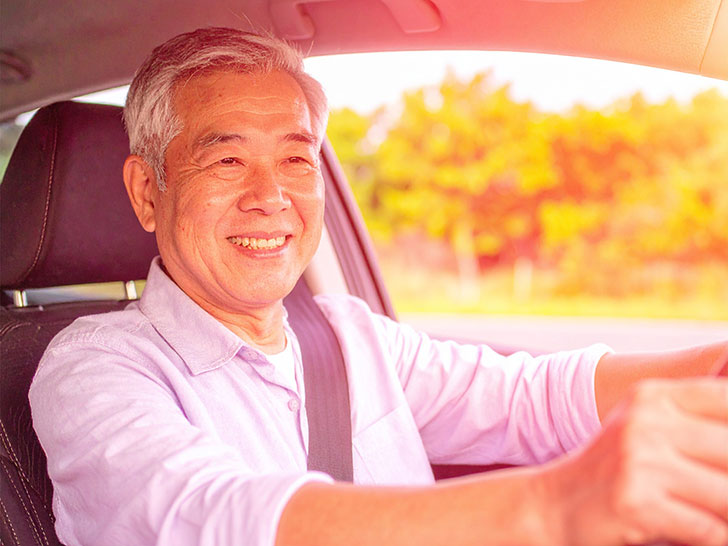 車を運転する年配の男性