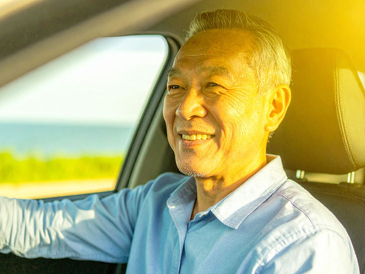 車を運転する年配の男性