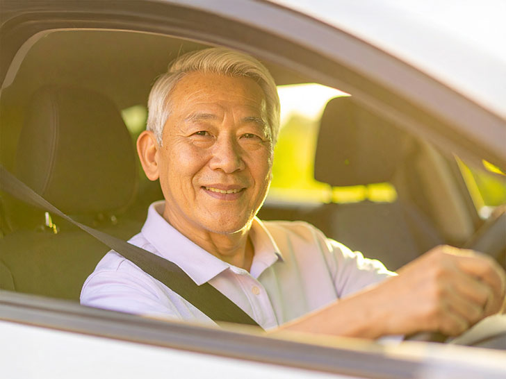 車を運転する年配の男性