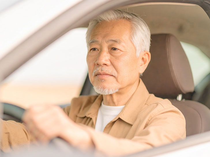 車を運転する年配の男性
