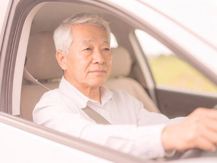 車を運転する年配の男性