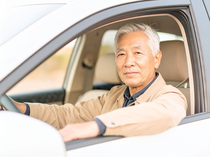 車を運転する年配の男性