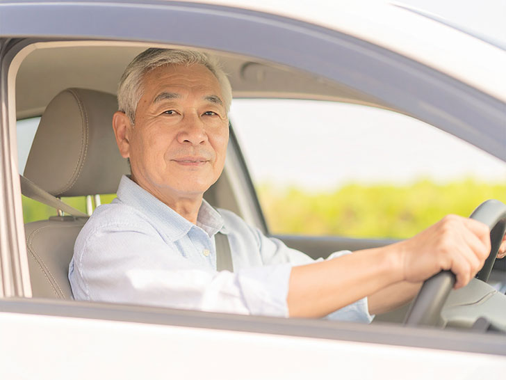 車を運転する年配の男性