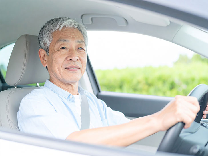 車を運転する年配の男性