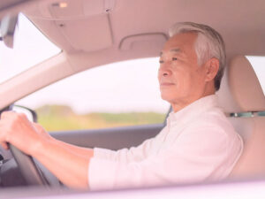 車を運転する年配の男性