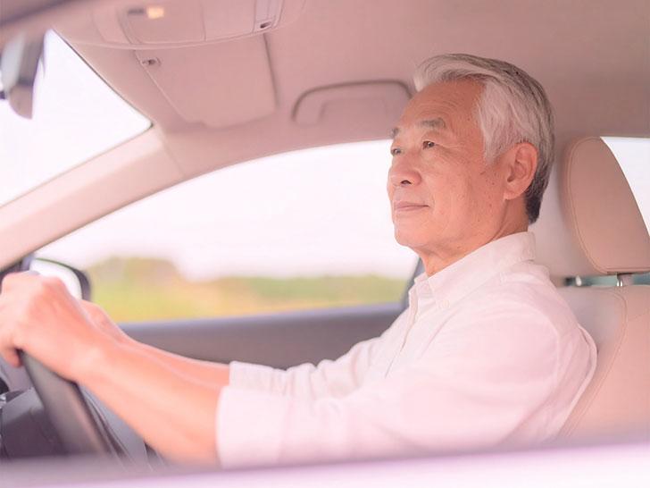 車を運転する年配の男性