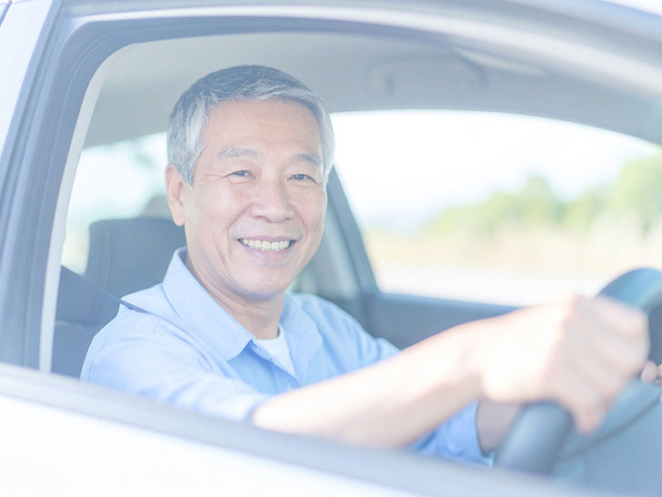 車を運転する年配の男性