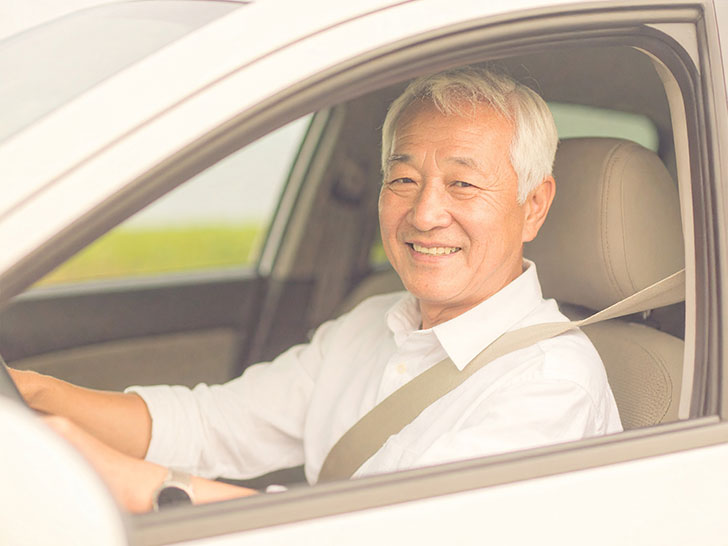 車を運転する年配の男性