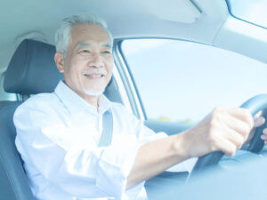 車を運転する年配の男性