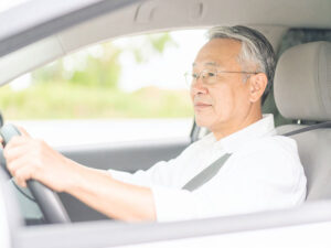 車を運転する年配の男性