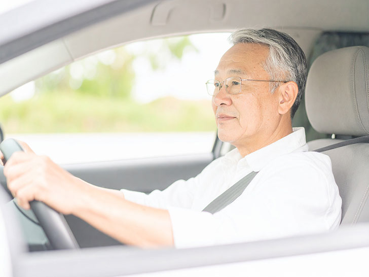 車を運転する年配の男性