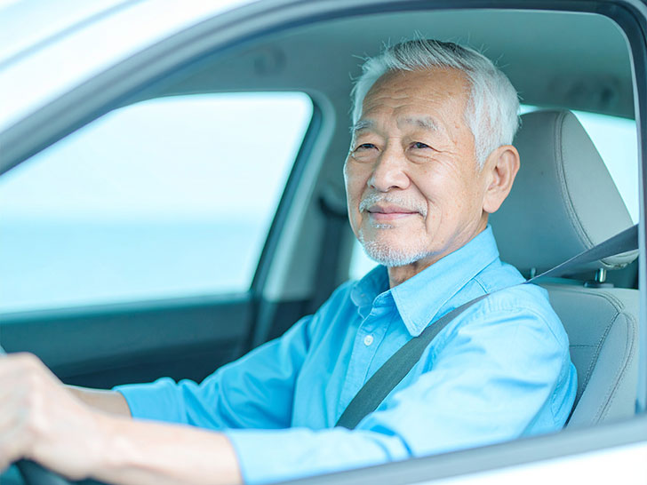 車を運転する年配の男性