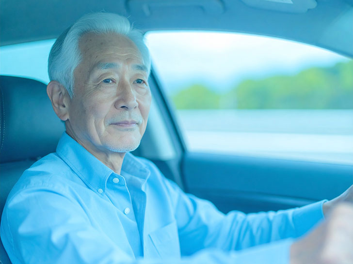 車を運転する年配の男性