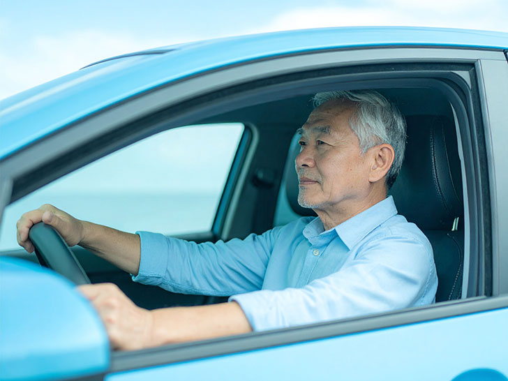車を運転する年配の男性