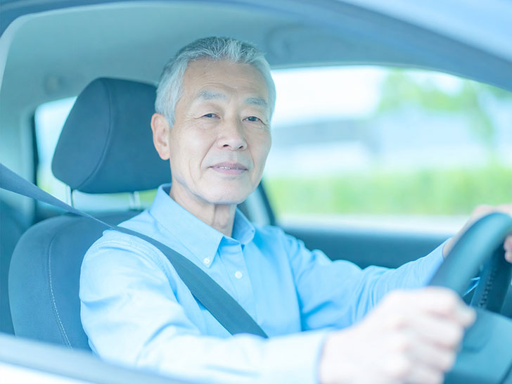 車を運転する年配の男性