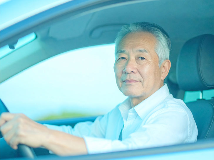 車を運転する年配の男性