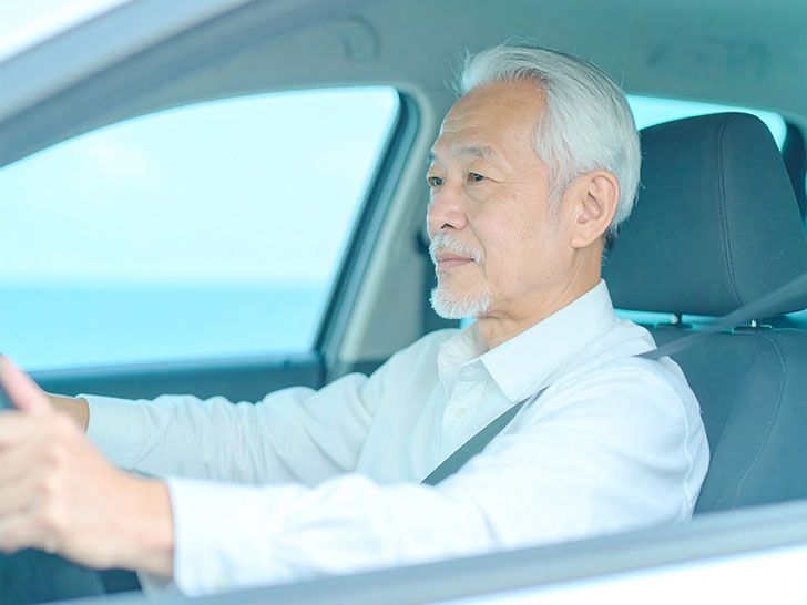 車を運転する年配の男性