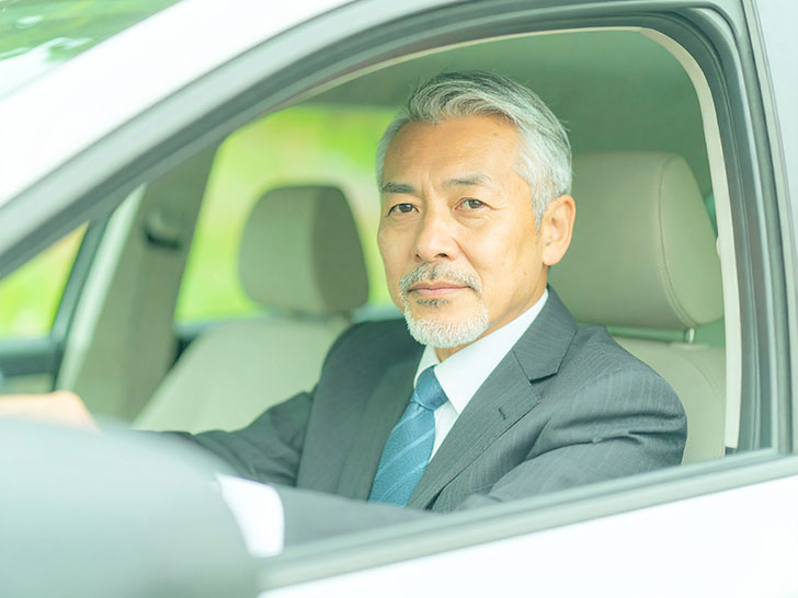 車を運転する年配の男性