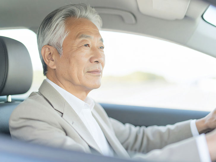 車を運転する年配の男性