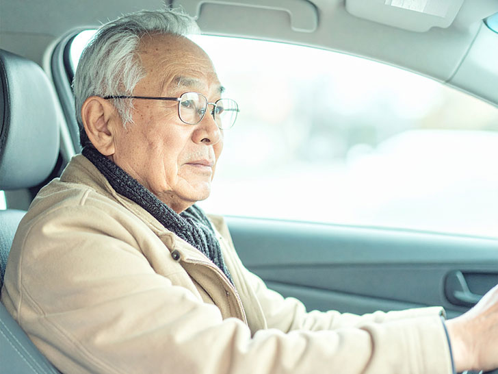 車を運転する年配の男性