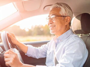 車を運転する年配の男性