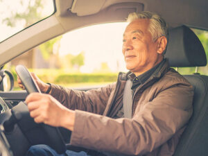 車を運転する年配の男性