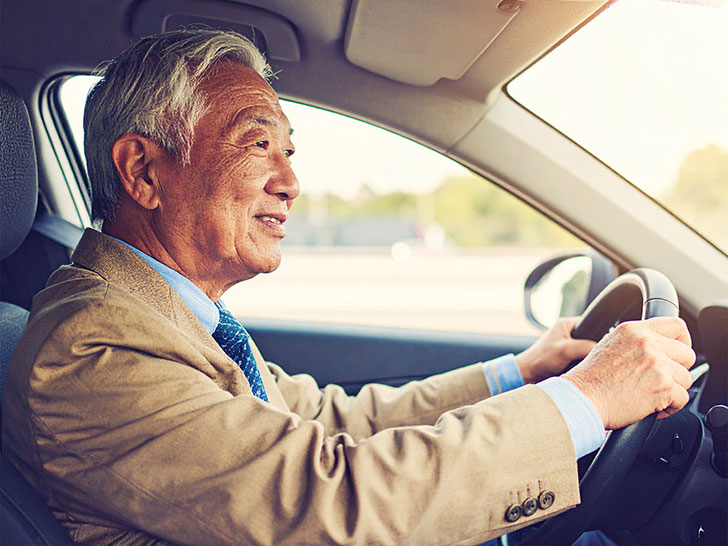 車を運転する年配の男性
