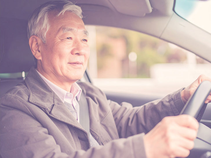 車を運転する年配の男性