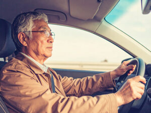 車を運転する年配の男性