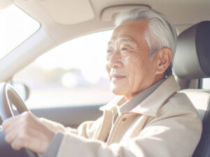 車を運転する年配の男性