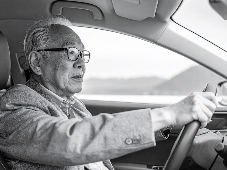 車を運転する年配の男性