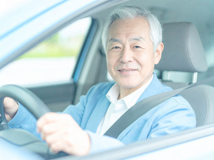 車を運転する年配の男性