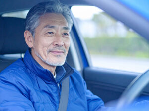 車を運転する年配の男性