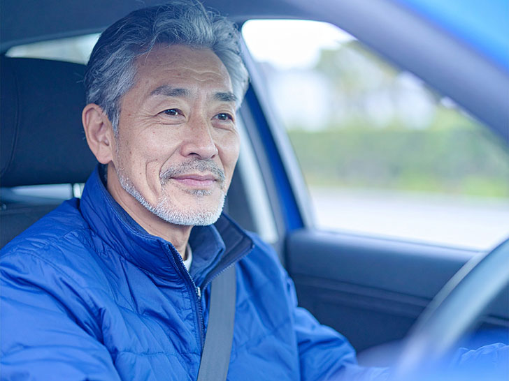 車を運転する年配の男性