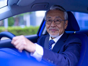 車を運転する年配の男性