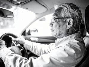 車を運転する年配の男性