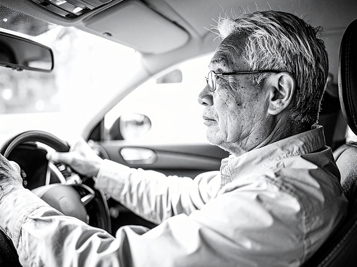 車を運転する年配の男性