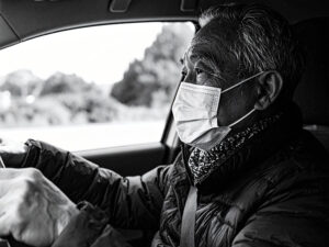 車を運転する年配の男性
