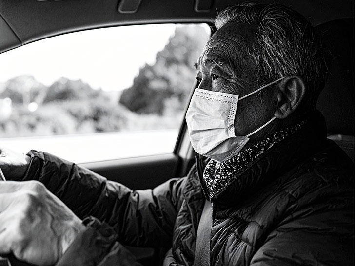 車を運転する年配の男性