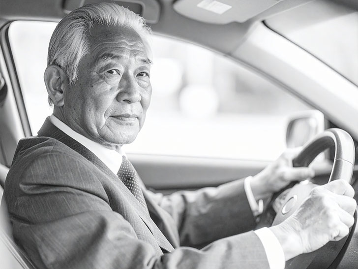 車を運転する年配の男性