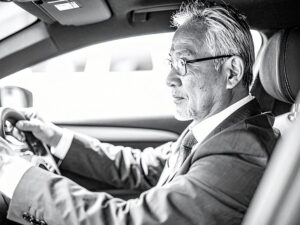 車を運転する年配の男性