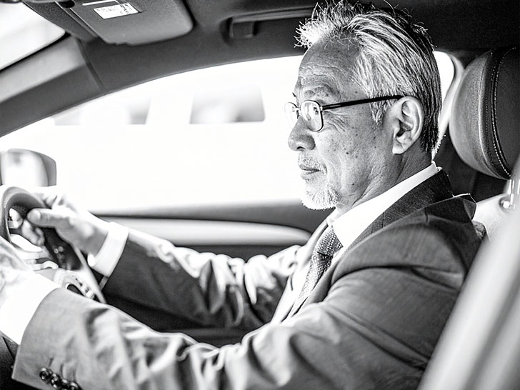 車を運転する年配の男性