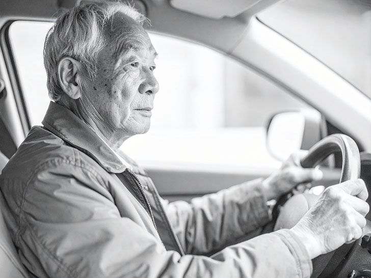 車を運転する年配の男性