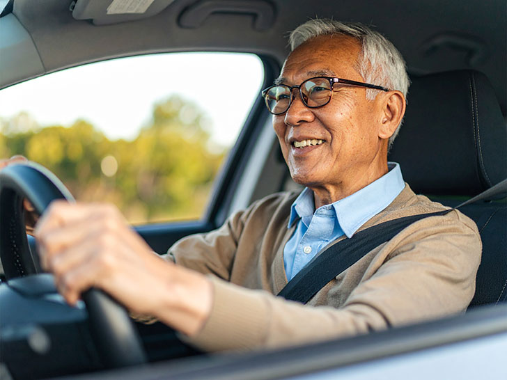 車を運転する年配の男性