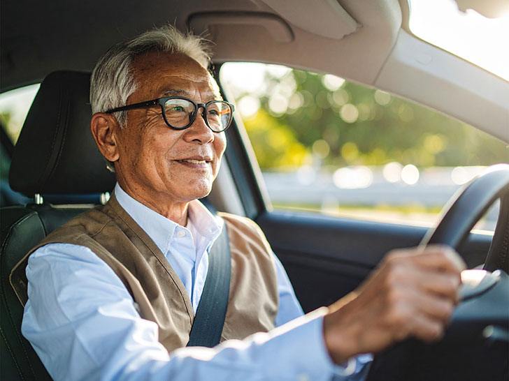 車を運転する年配の男性