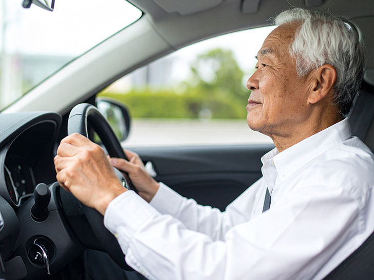 車を運転する年配の男性