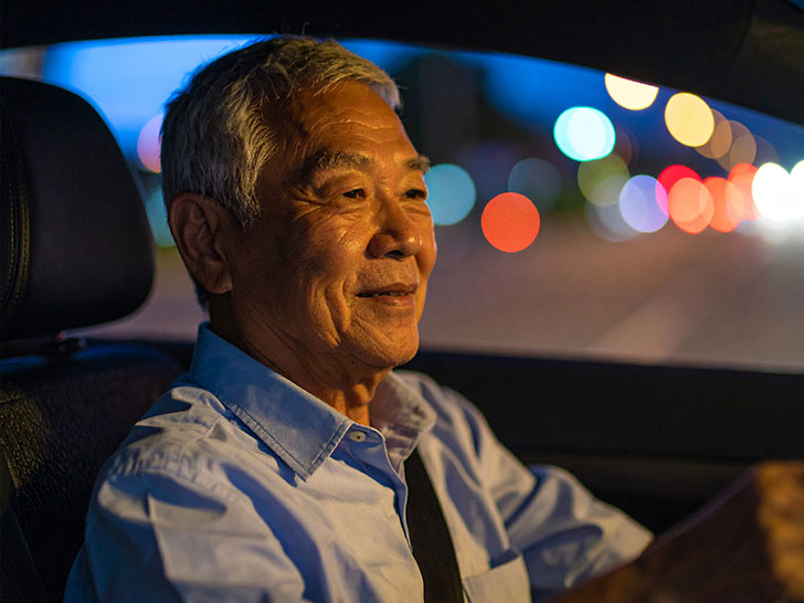 車を運転する年配の男性
