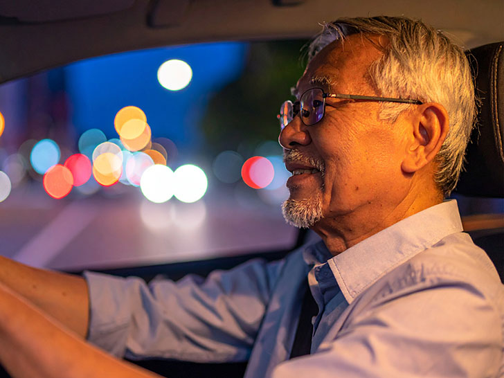 車を運転する年配の男性
